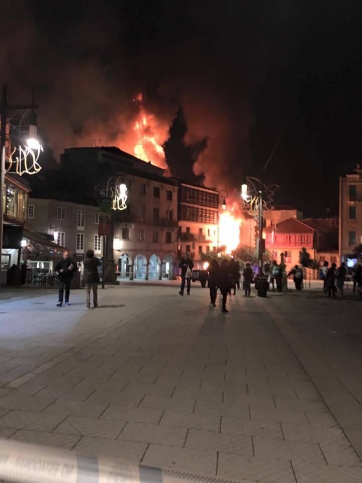 El fuego arrasa un inmueble en Pontevedra