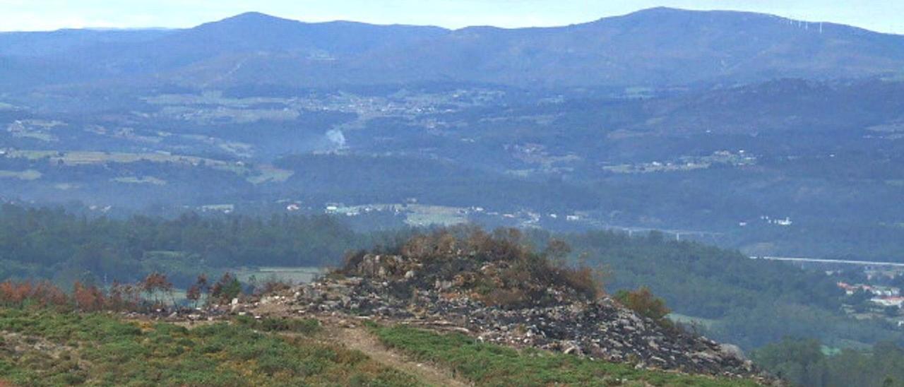 Vista del Castrelo Pequeno después del incendio del año 2006. // FOTOS: A.P.