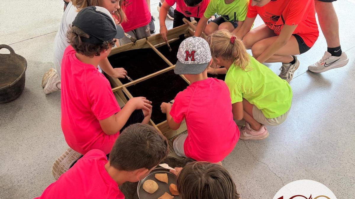 Los participantes realizaron una excavación simulada y diferentes talleres para descubrir de forma práctica cómo trabajan los arqueólogos y cómo se conservan las piezas históricas.
