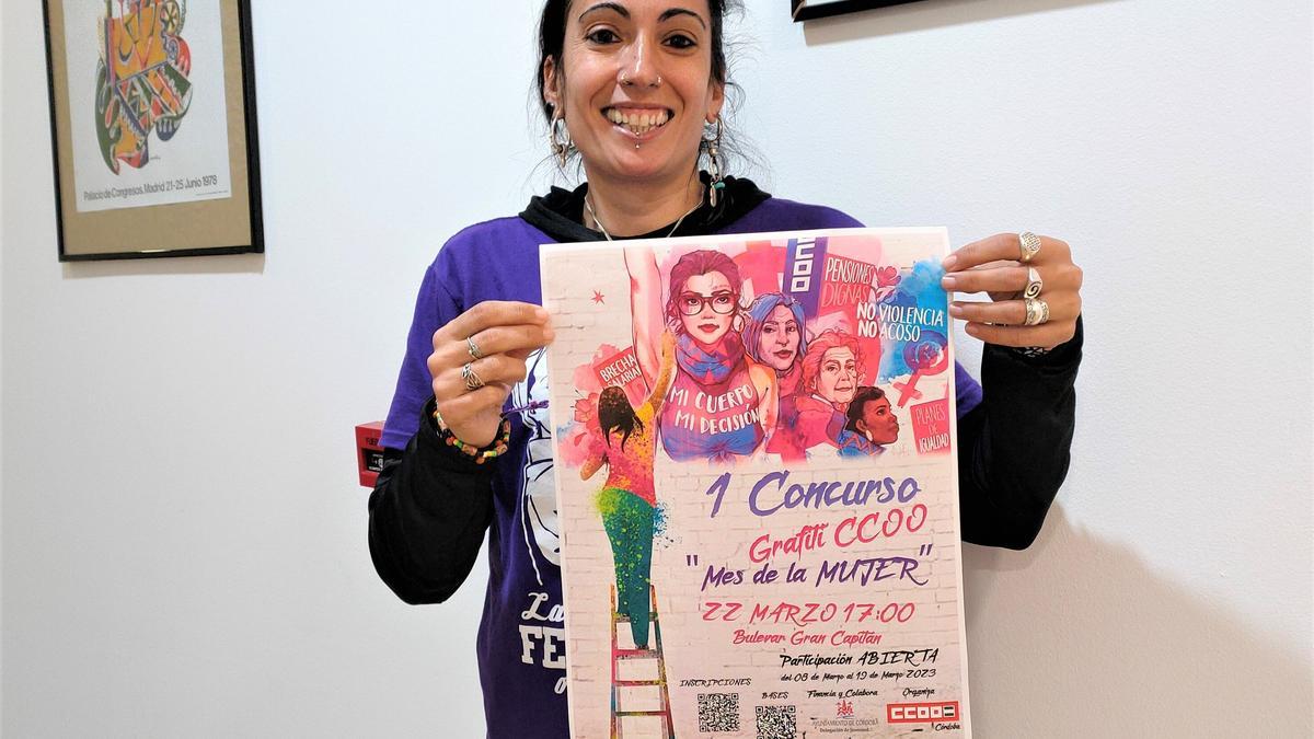 La secretaria de Juventud de CCOO de Córdoba, Rosa Buendía, muestra el cartel del concurso. 