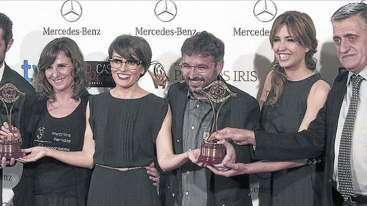 Profesionales de los programas 'El intermedio' y 'Salvados', tras recibir los premios Iris, el pasado martes.