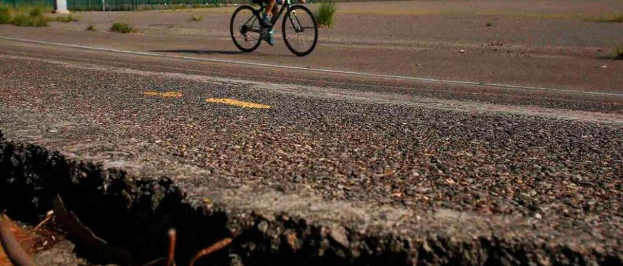 Un niño rodando en el velódromo.