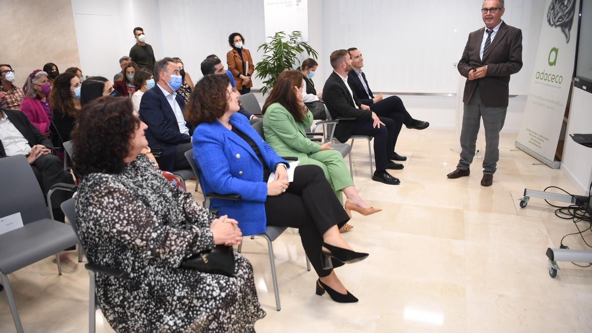 El presidente de Adaceco, Juan Luis Delgado, se dirige a los asistentes a la presentación del proyecto, entre ellos la alcaldesa de A Coruña, Inés Rey, el delegado territorial de la Xunta, Gonzalo Trenor, y la subdelegada del Gobierno, María Rivas, en primera fila.