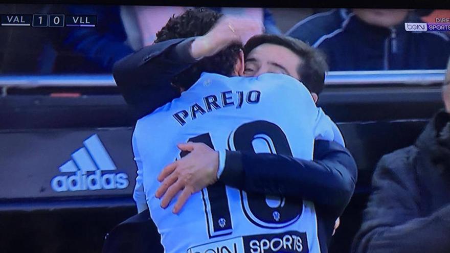 El significativo abrazo de Parejo a Marcelino en el 1-0