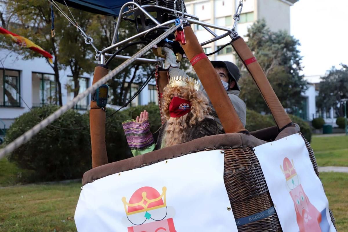 Los Reyes Magos surcan en globo el cielo de Córdoba