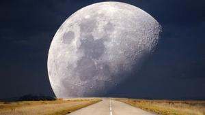 Superluna al final de una carretera.