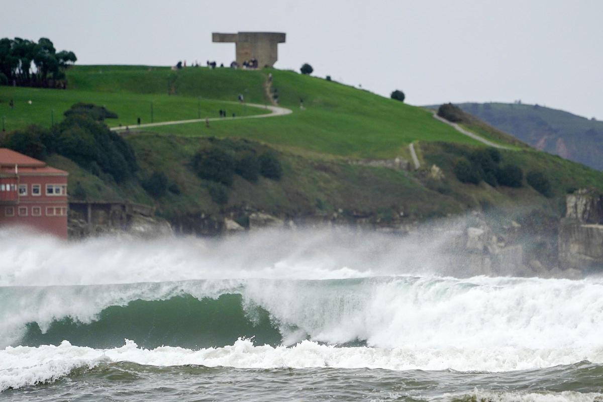 El litoral asturiano también estará en alerta amarilla por olas que pueden alcanzar los cinco metros. En la imagen, Gijón