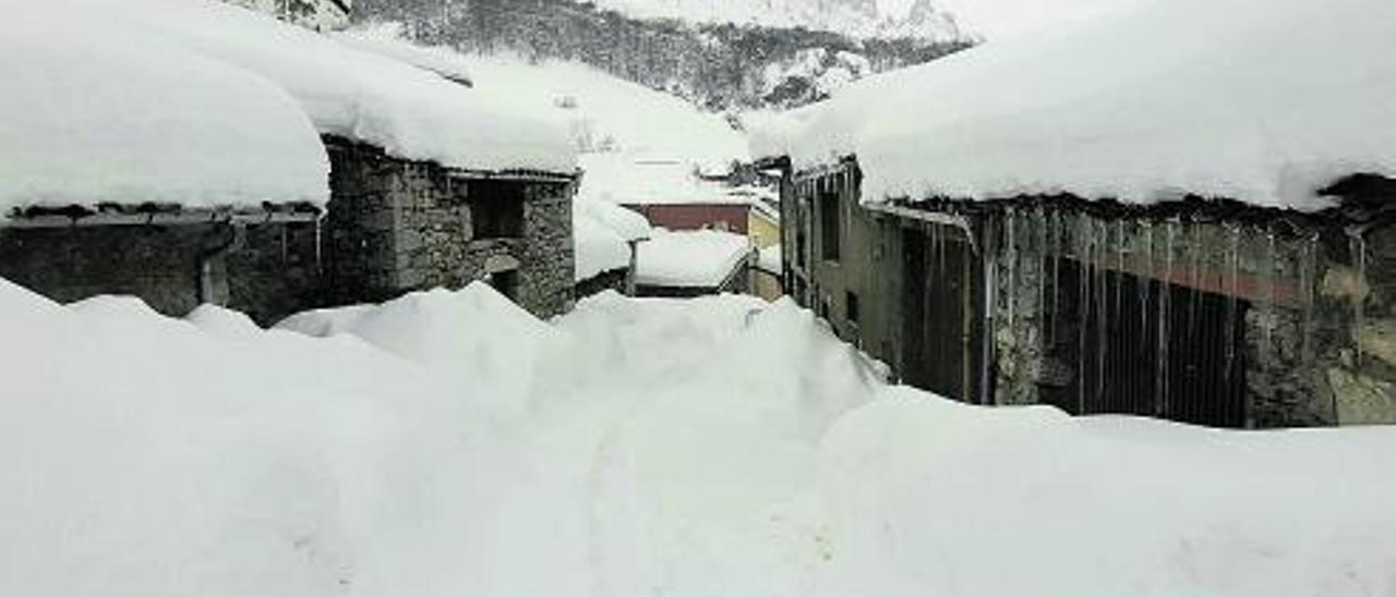 Sotres, ayer completamente blanco, con acumulaciones de nieve de dos metros, que cubrieron hasta las puertas de las  casas. | Tomás Fernández