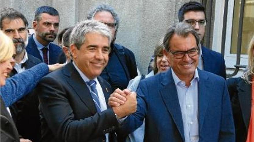 Francesc Homs i Artur Mas encaixen mans abans que l&#039;exconseller declarés dilluns davant el Tribunal Suprem.