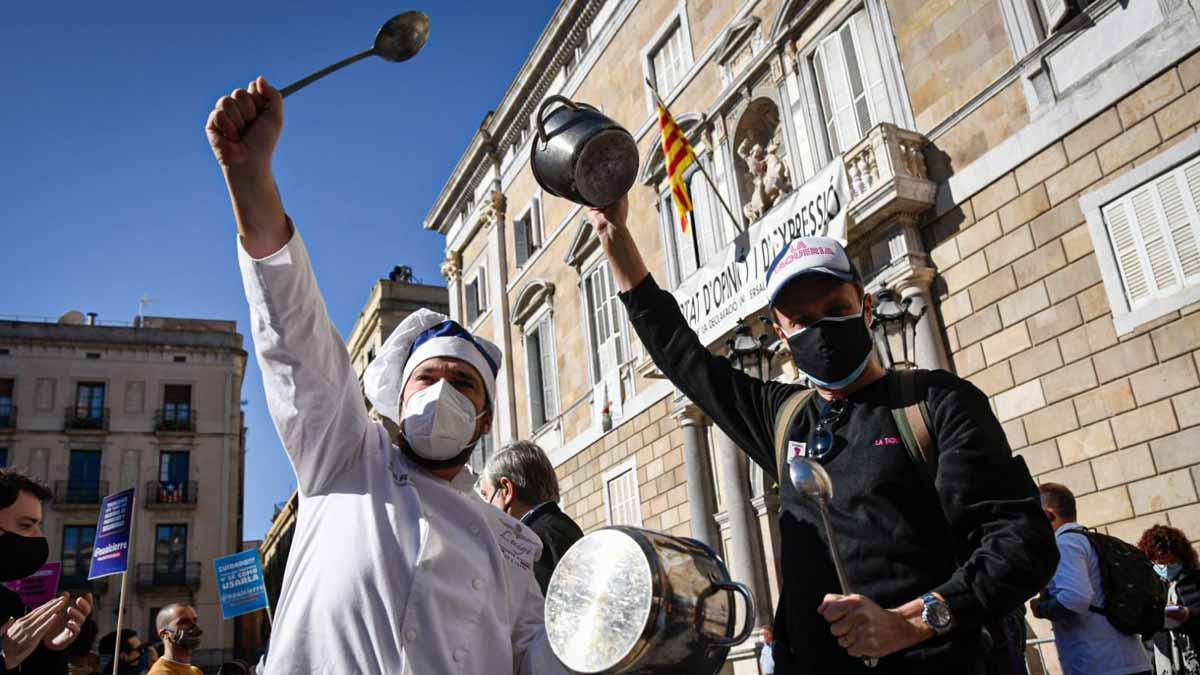 El sector de la hostelería y la restauación protesta en Barcelona contra el cierre de locales.