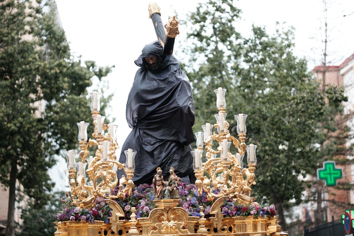 Abril: Una tormenta chafó el Martes Santo