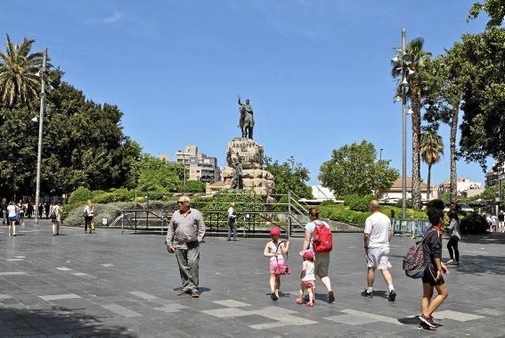 Wegkreuz, Treffpunkt, Schlafgelegenheit, Tanzparkett: Die Plaça d'Espanya ist das Herz Palmas. Ein Tag auf einem Platz im Wandel.