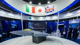 Defensa lleva a Japón a la industria militar para mostrar armas, drones, fragatas y satélites españoles