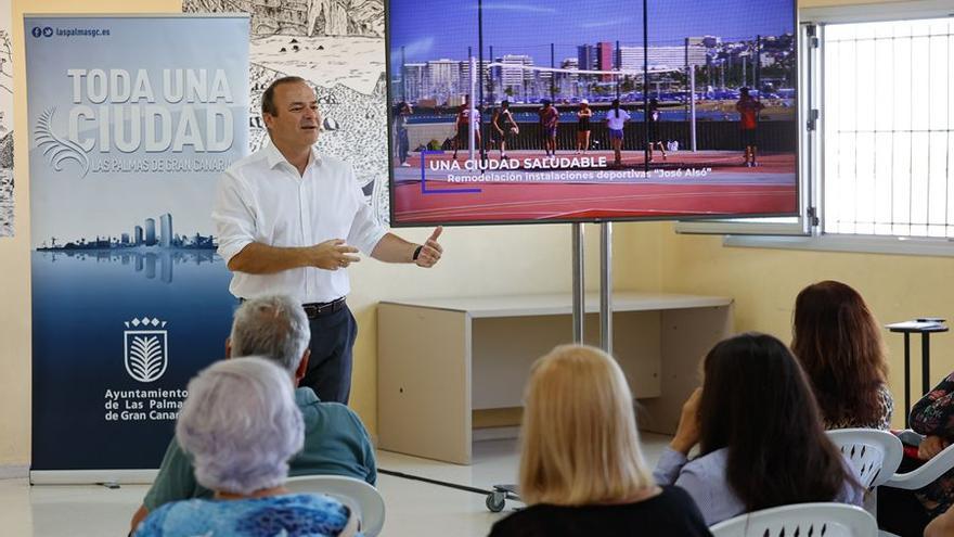 Hidalgo debate con los vecinos de Casablanca III los planes de mejora en el Distrito