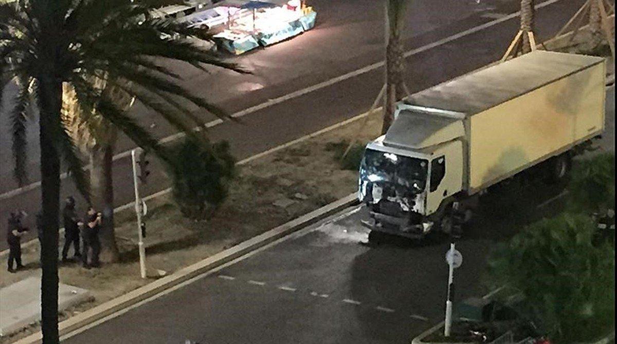 El camión que ha embestido contra la multitud esta noche, en Niza.