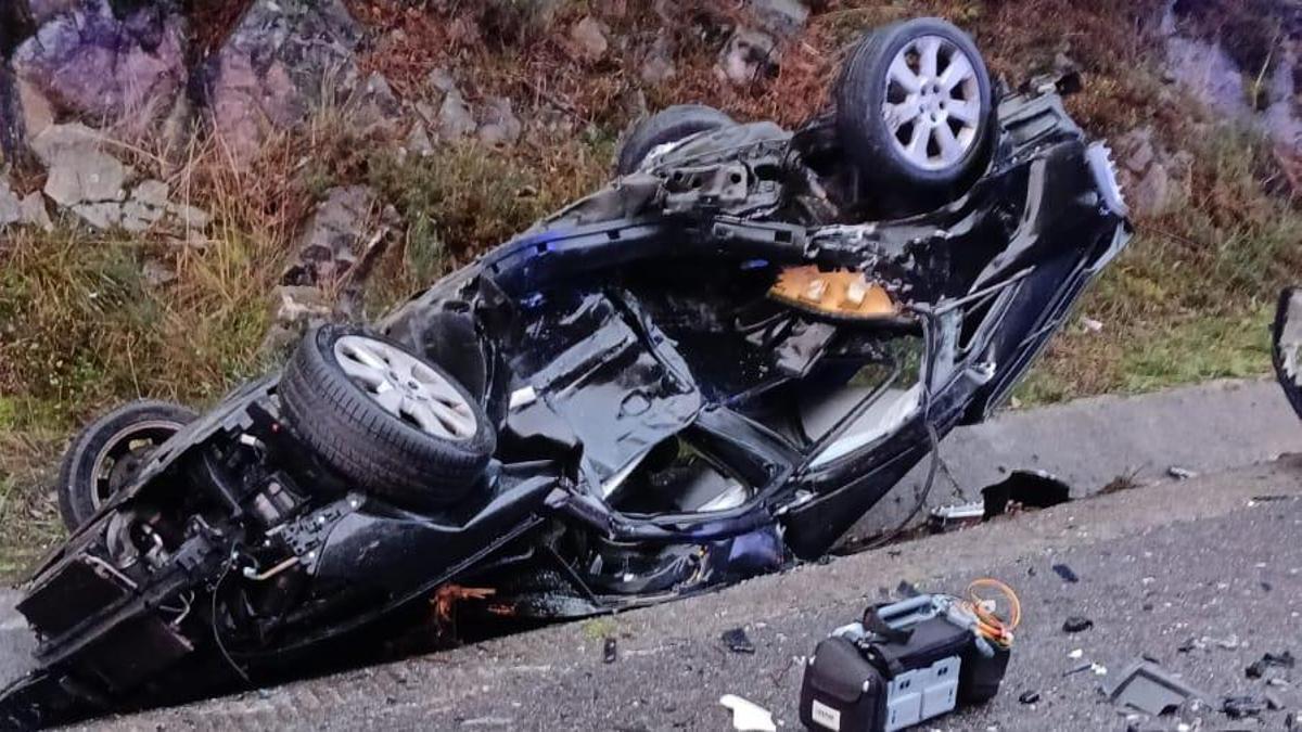 Vehículo siniestrado en la AC-400 cerca de Ledoño, que conducía en joven fallecido.