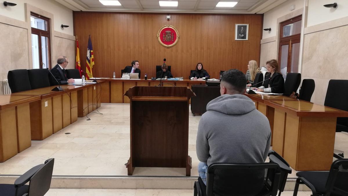 El acusado de abusar de su hijastra y contagiarle varias ETS, sentado para el juicio en la Audiencia Provincial de Baleares.