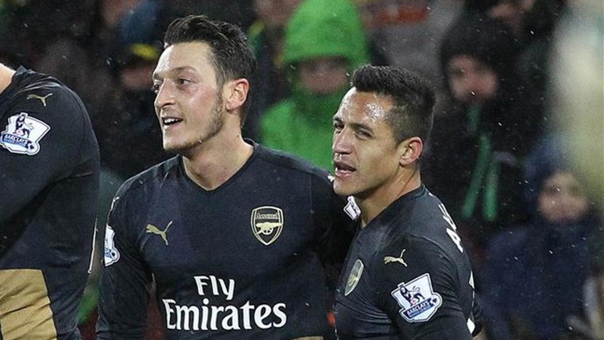 El máximo accionista del Arsenal especuló con la renovación de Alexis y Özil