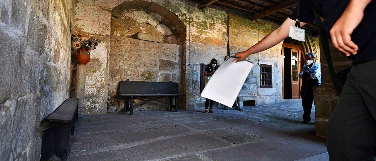 Un técnico de la Semana do Patrimonio Invisible muestra las lápidas de las primeras abadesas de Santa Clara. | // GUSTAVO SANTOS Un técnico de la Semana do Patrimonio Invisible muestra las lápidas de las primeras abadesas de Santa Clara. | // GUSTAVO SANTOS