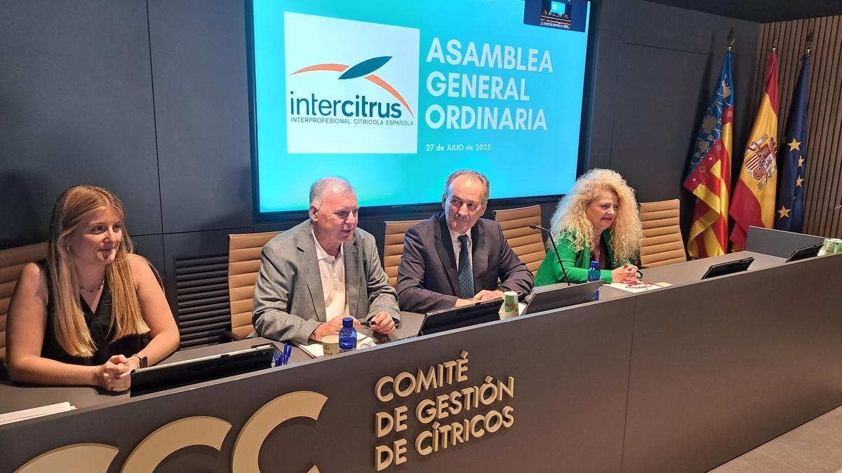 E. Bellés, J.L. Aguirre e I. Sanfeliu, en una asamblea de Intercirus.