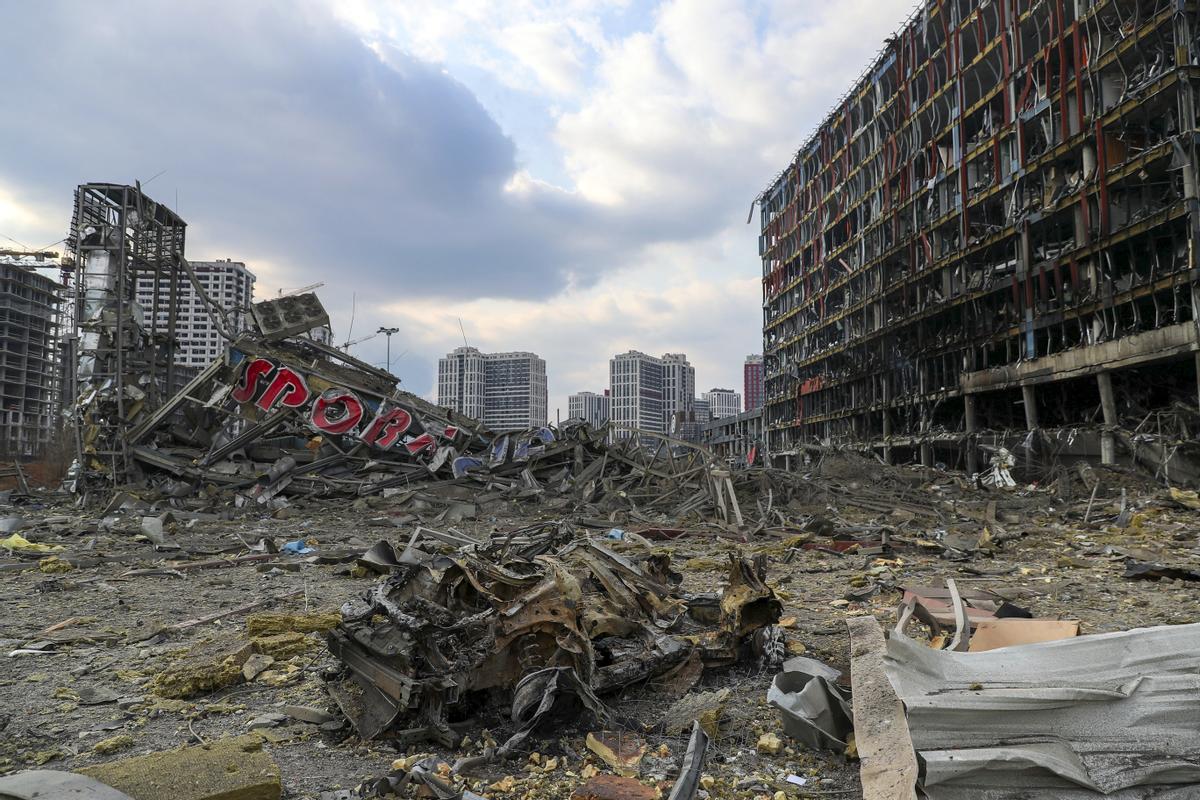 Estado en que quedó el centro comercial de Kiev después del bombardeo del pasado día 24 