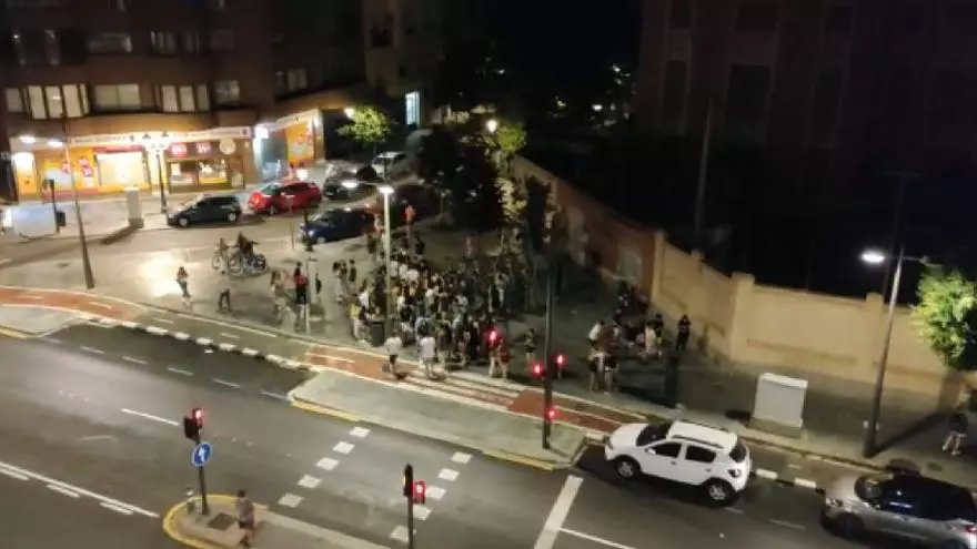 Botellón multitudinario a las puertas del colegio Loreto