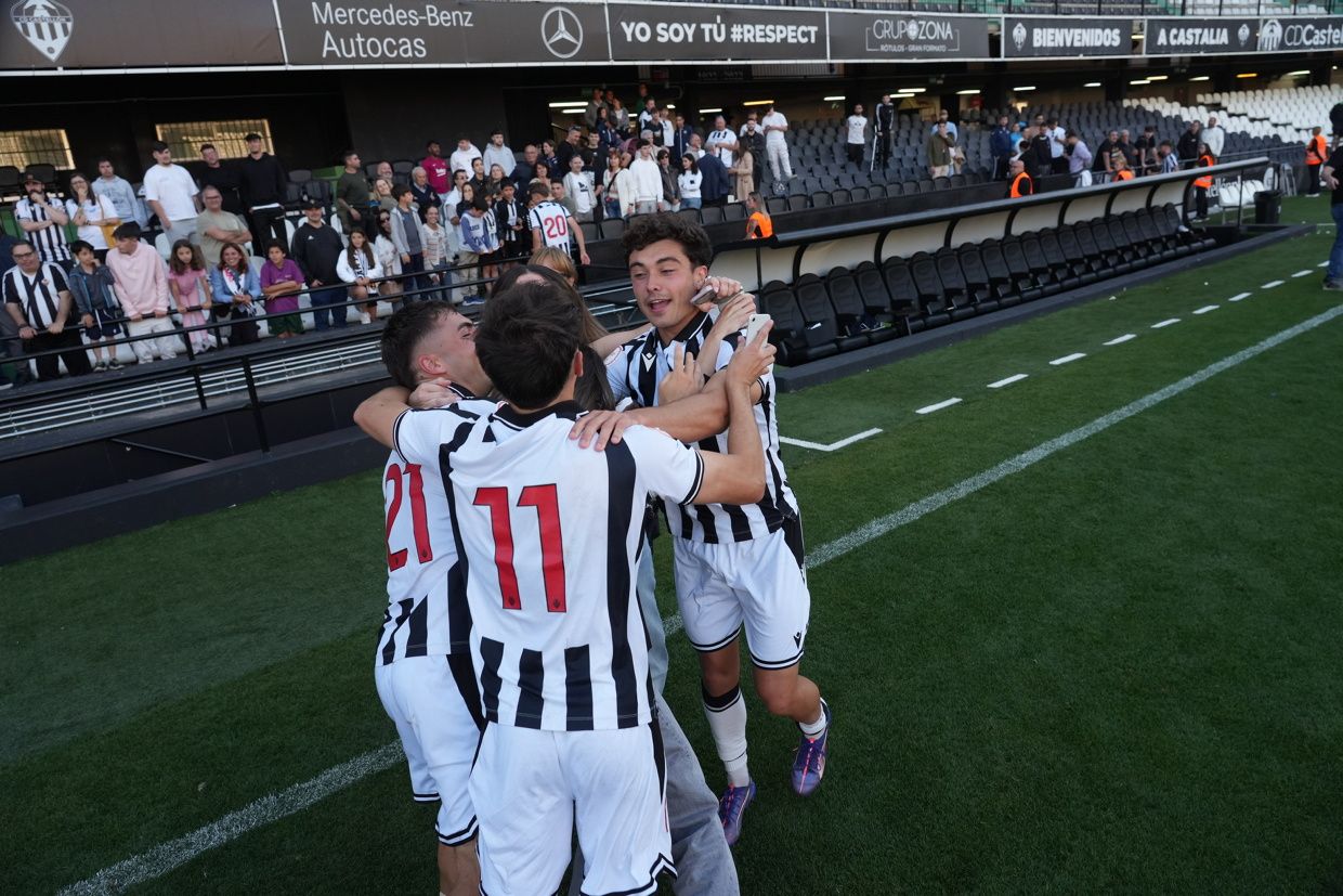 ¡Las mejores imágenes de la celebración del ascenso a Segunda Federación del Castellón B!