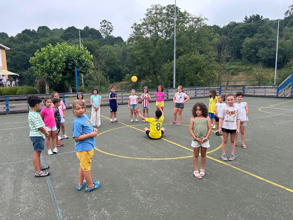 EN IMÁGENES: Niños participando en juegos en Lieres en las colonias urbanas de Siero