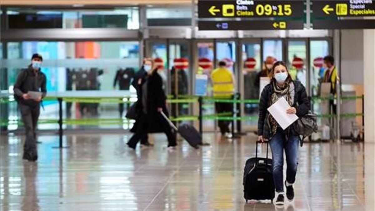 Una viajera a su llegada al aeropuerto de El Prat de Barcelona el pasado 23 de Noviembre.