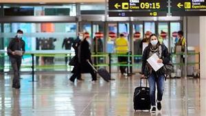 Una viajera a su llegada al aeropuerto de El Prat de Barcelona el pasado 23 de Noviembre.