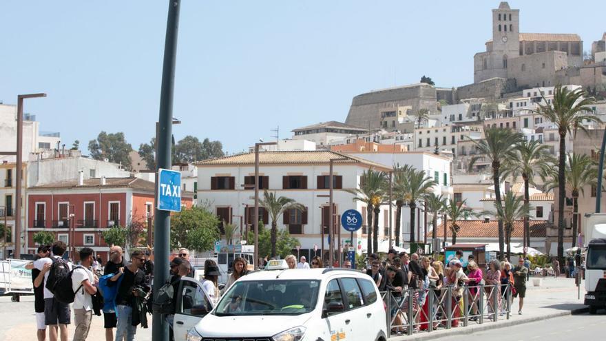 El Ayuntamiento de Ibiza compra un toldo para la parada de taxis del puerto