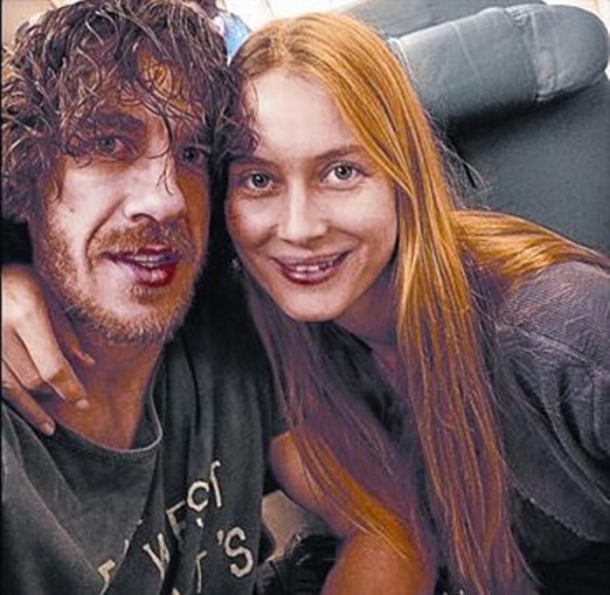 A la imatge gran, Carles Puyol sosté Vanesa Lorenzo en una acrobàtica postura de ioga. Als dos costats, fotos que l’exjugador del Barça ha anat penjant a Instagram.