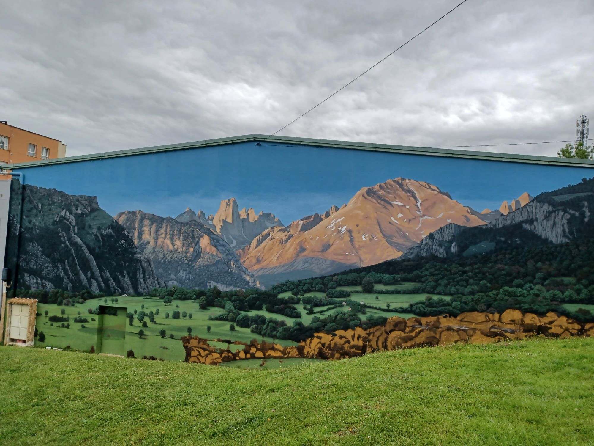 "La montaña viene a Siero": el concejo inaugura el grafiti gigante del pico Urriellu