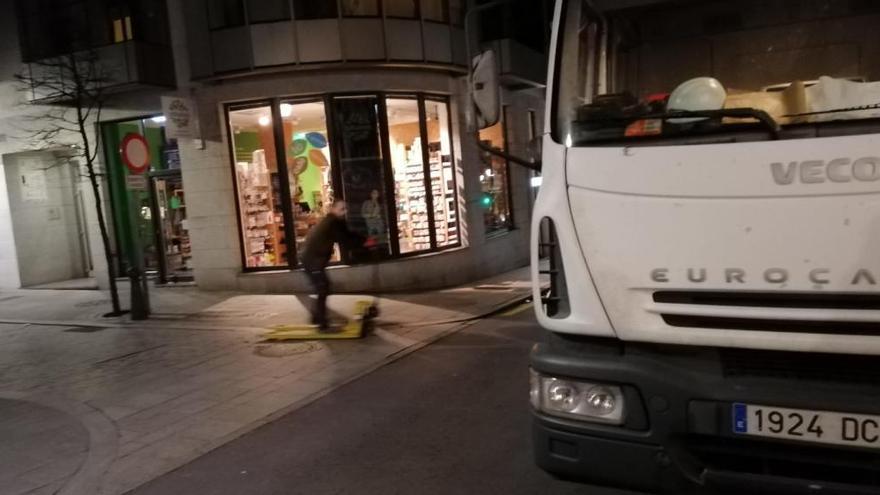 Un camión queda atascado en una calle del centro de Gijón