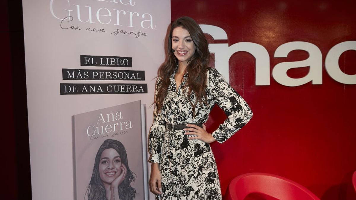 Ana Guerra en el acto de presentación de su libro en Madrid con un vestido de Claudie Pierlot