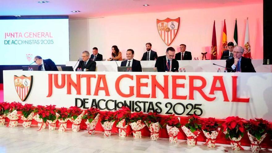 Colectivos sevillistas piden la dimisión del Consejo de Administración del Sevilla FC por las dudas sobre la compraventa del club