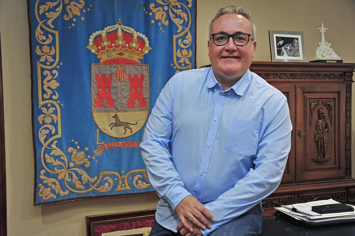 Sergio Carrasco afronta su primer año como alcalde en las Fiestas de Moros y Cristianos de Ibi.