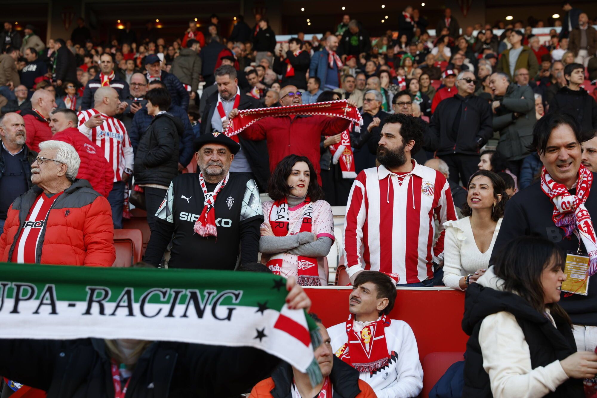 EN IMÁGENES: Ambientazo en el Sporting-Racing de Santander disputado en El Molinón