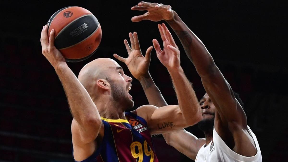 Munich (Germany)  30 12 2020 - Barelona s Nick Calathes (L) in action against Munich Aos JaJuan Johnson during the Euroleague basketball match between Bayern Munich and FC Barcelona in Munich  Germany  30 December 2020  (Baloncesto  Euroliga  Alemania) EFE EPA PHILIPP GUELLAND