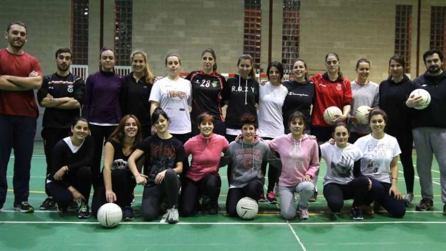 Foto de familia de las jugadoras y el cuerpo técnico de Herdeiras de Dhais, el lunes, antes de su primer entrenamiento. // Bernabé/Gutier