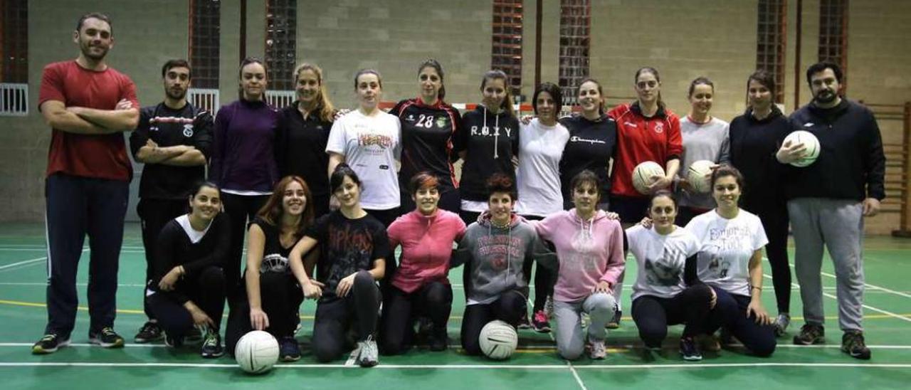 Foto de familia de las jugadoras y el cuerpo técnico de Herdeiras de Dhais, el lunes, antes de su primer entrenamiento. // Bernabé/Gutier