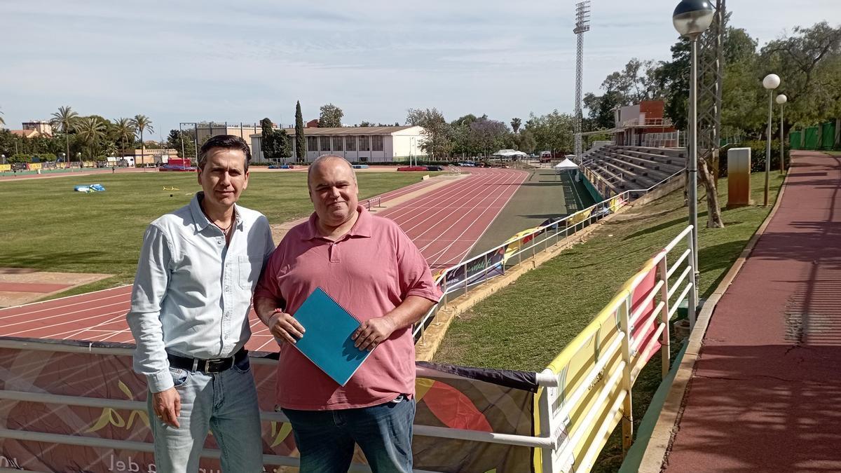 El profesor David Delange y Cristóbal Cobos, vecinos de Carranque, en la Ciudad Deportiva de Carranque, con su trabajo.