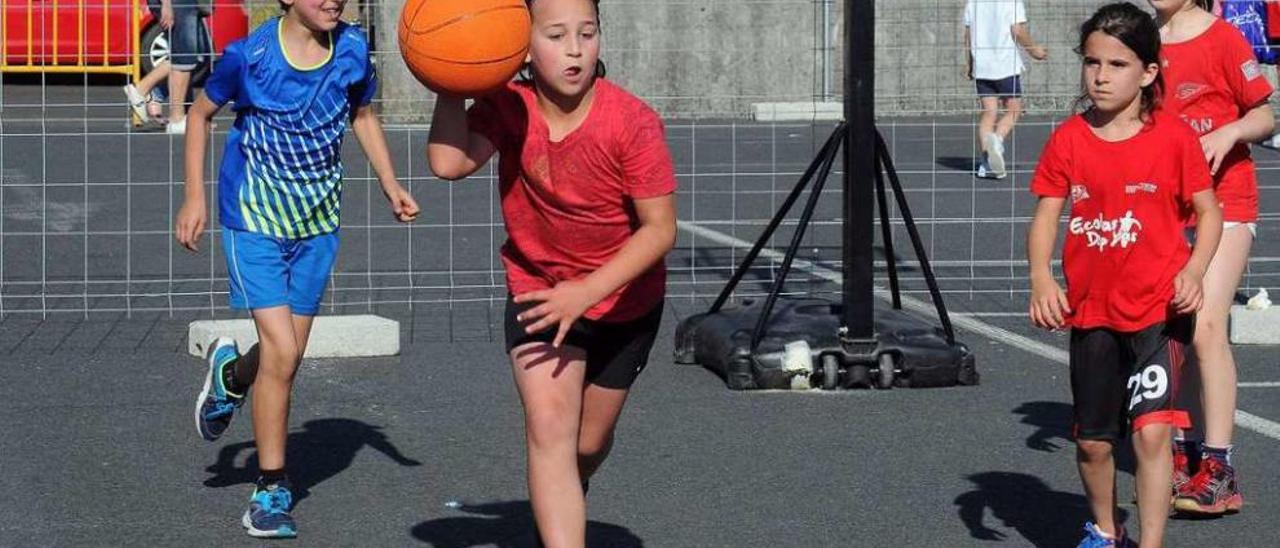 Competición de baloncesto, ayer, en la explanada del centro comercial. // Bernabé/Javier Lalín