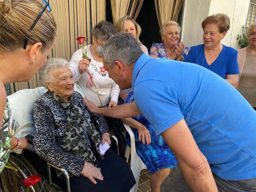 Una mascletà para celebrar los 108 años de Consuelo 'la Facunda' en la Pobla de Vallbona