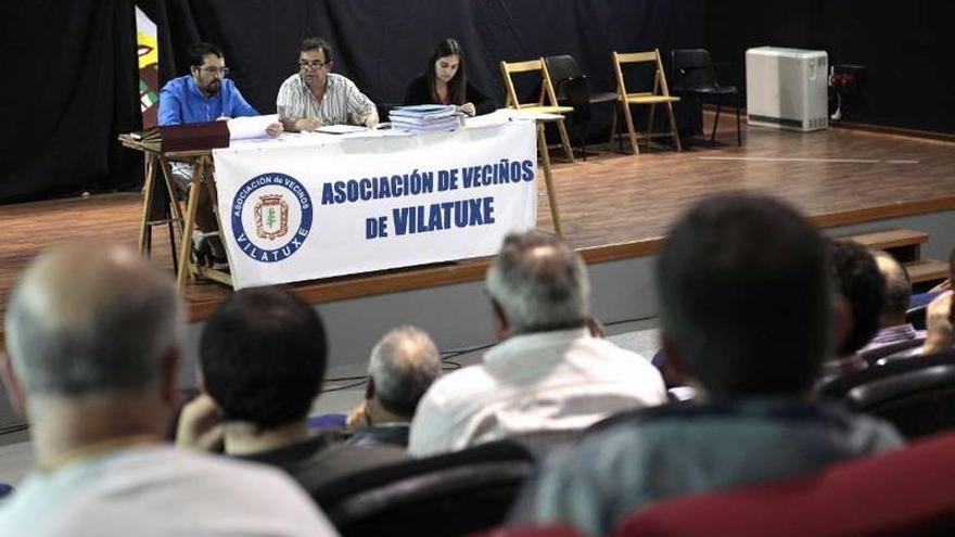 Arriba, instante de la junta del sábado en Vilatuxe. Abajo, restos de un can en el río, cerca de Pozo do Boi.