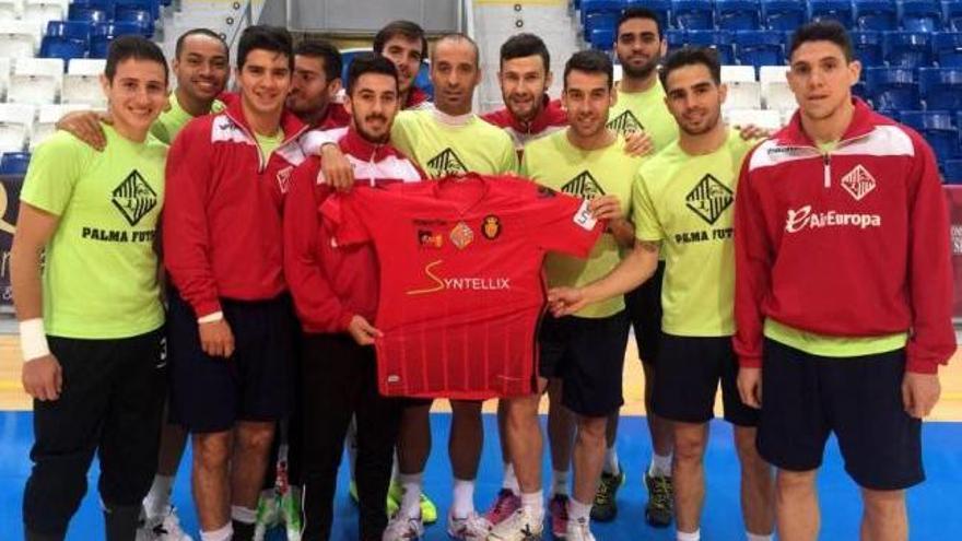 La plantilla del Palma posó ayer tras el entreno con la camiseta del Mallorca que llevarán hoy.