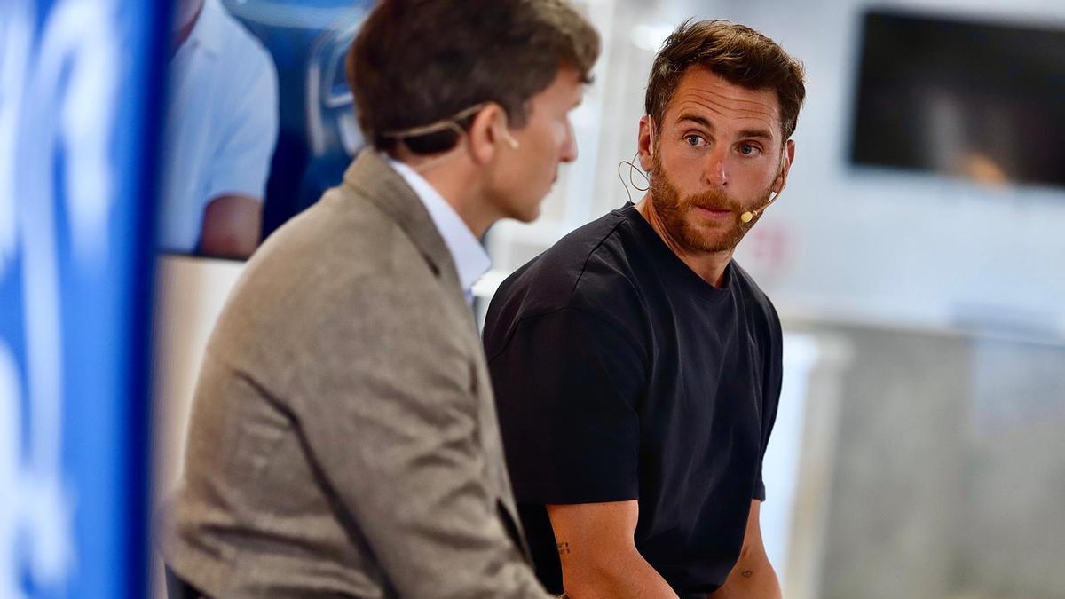 Ibai Gómez, en un momento de su rueda de prensa junto a Lalo Arantegui.