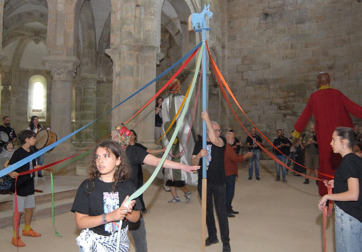 O mosteiro e o seu entorno ateigáronse de "devotos" da Santa Ferreña. O mosteiro e o seu entorno ateigáronse de "devotos" da Santa Ferreña.