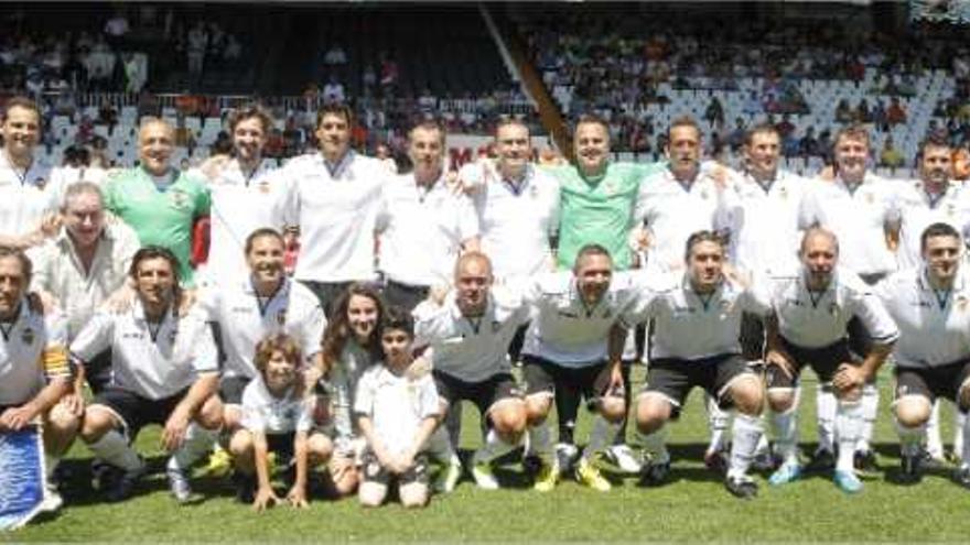 Los integrantes del equipo veterano del Valencia posan antes del encuentro contra el Zenit, cuya recaudación se destinó para la Casa de la Caridad.