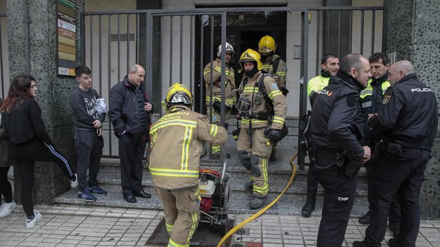 los bomberos apagan un fuego en una vivienda del edificio coliseum